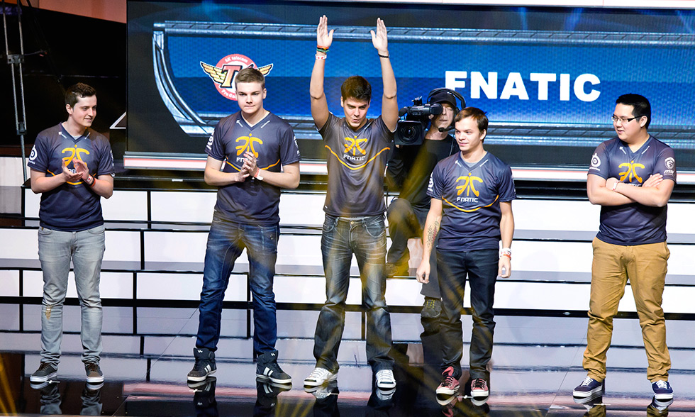 英雄联盟S15全球总决赛：冠军奖杯造型回归，邓紫棋献唱主题曲，S15世界赛赛程与双败淘汰赛制全面解析